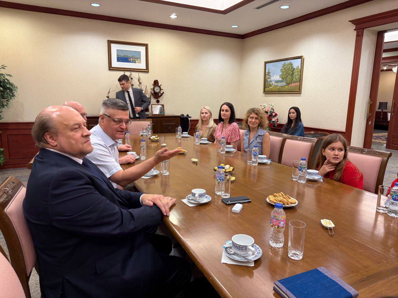 24 ноября Посол России в Таиланде Е.Ю.Томихин принял делегацию спортсменов во главе с исполнительным директором Федерации шахмат Московской области А.Ф.Миннуллиным