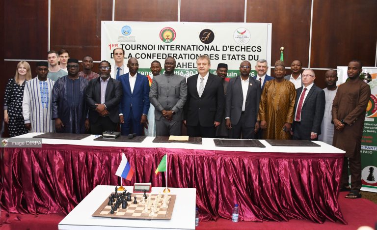 La cérémonie d’ouverture s’est tenue à l’Hôtel Granada Amitié et a été présidée par le Ministre de la Jeunesse et des Sports, chargé de l’Éducation Civique et de la Construction Citoyenne, Abdoul Kassim Ibrahim FOMBA.