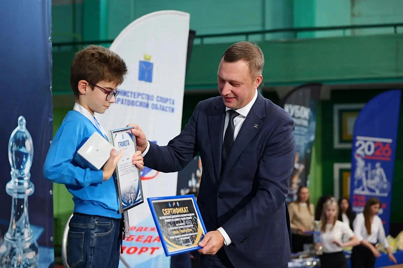 Чемпион мира по шахматам сыграл с победителями турнира в Саратове